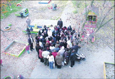 Родители митингуют во дворе детского сада