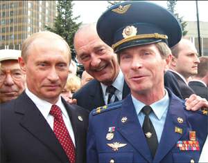 ВСТРЕЧА В ВЕРХАХ: президент России Владимир Путин, президент Франции Жак Ширак и выходец из Краматорска Анатолий Фетисов в 2005 году. (Фото из архива "ВП")