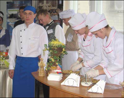 На ярмарке студенты готовили блинчики