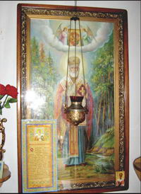 В часовне можно помолиться и поставить свечку за здравие перед иконой Николая Чудотворца