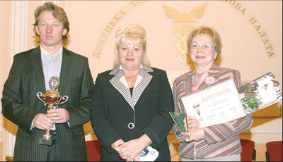Андрей Евченко, Ольга Пшонка и Надежда Максименко во время церемонии награждения в Донецке
