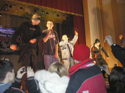 &ldquo;Слезы солнца&rdquo; собрали у сцены поклонников