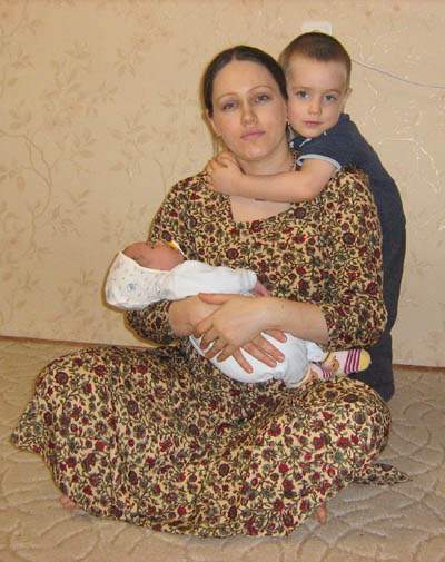 Светлана Красовская со своими сыновьями - маленьким Нитаем и Бималом