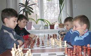 Дети первыми вступили в шахматные бои