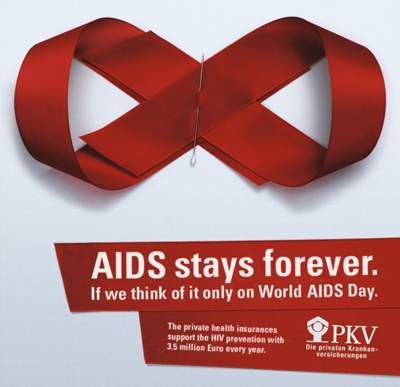 Надпись на плакате гласит: "СПИД останется навсегда, если думать о нем только в Международный день борьбы со СПИДом".