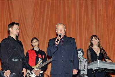  Александр Кирсанов - организатор рок-фестиваля памяти сына. В рамках акции "Человек года-2008" он был отмечен за это специальным знаком общественного признания