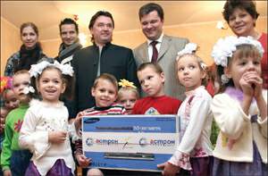 Вадим Писарев и Константин Машненков сделали подарки детям-сиротам и ветеранам войны