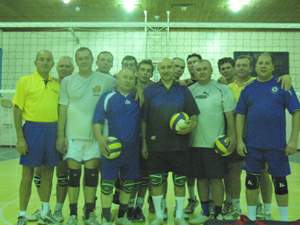 Леонид Нескородь (в центре с мячом) и его волейбольная команда