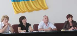 Заместитель городского головы Марина Караван (на фото справа) и врачи горСЭС обсуждают эпидемическую ситуацию в Краматорске. 