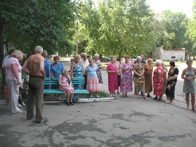 На маленький митинг против водоканала собрались около 30 жителей дома