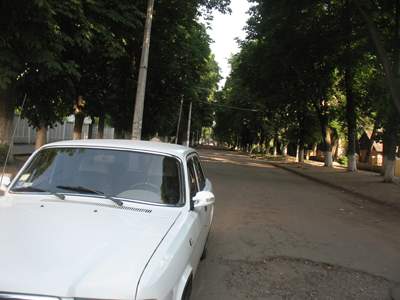...однако автомобили на проспекте - не редкость
