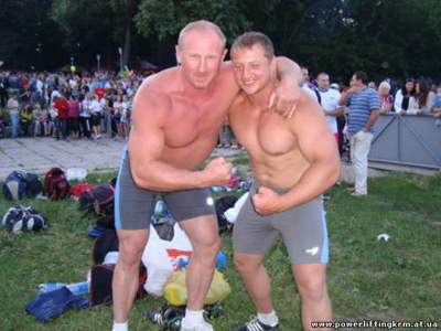 Геннадий Малиновский и Игорь Галубцов (слева направо) регулярно занимаются в тренажерном зале