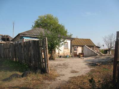 В этом доме жили и росли два брата. Две недели назад семя продала дом и переехала на новое место жительства в Дробушево