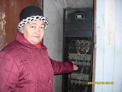 Жительница дома Людмила Попова:"Электрощитовая не запирается. Дети здесь играют в прятки"