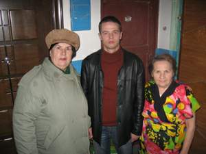 Старший участковый Денис Филиппов и благодарные жители дома