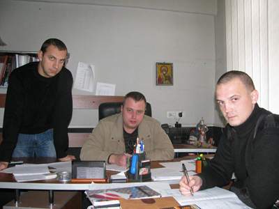 Оперуполномоченные Владимир Мищенко и Александр Пустовит согласовывают дальнейшие действия по делу "форточника" с заместителем начальника ОУР Алексеем Бурсаком