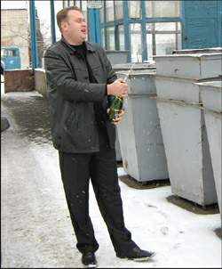 Начальник КАТП Валерий Мартынов торжественно разбил шампанское "о борт" одного из ста одиннадцати контейнеров