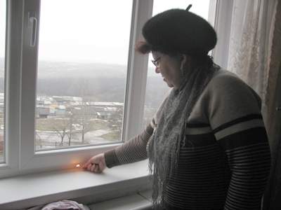 Галина Ивановна вынуждена искать щели в своем окне при помощи горящей спички