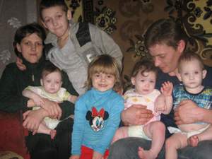 Вся семья в сборе: Галина и Руслан с детьми Егором, Настей, Катей, Дашей и Максимом