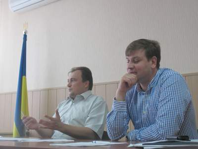 Сергей Сухаренко и Сергей Исик просят жильцов погасить свои долги