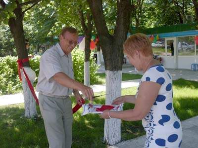 Заместитель городского головы Станислав Захаров торжественно перерезал красную ленточку.