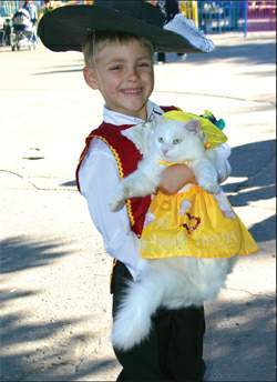 В прошлом году в конкурсе карнавальных костюмов участвовали даже кошки