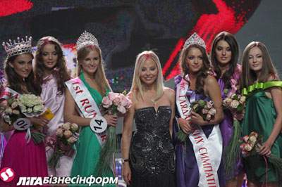 Поздравить победительниц вышла глава жюри - актриса Орнелла Мути.