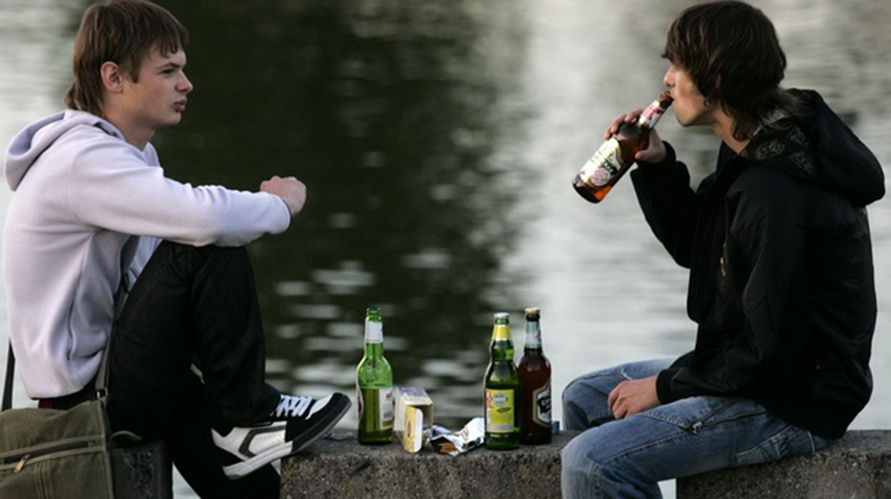 Почему подростки пьют. Алкоголизм молодежи. Курящие и пьющие подростки. Пьющая молодежь. Молодежь с пивом.