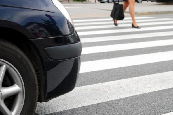 v pyatigorske na peshehodnom perehode avtomobil hyundai sbil moloduyu devushku 1