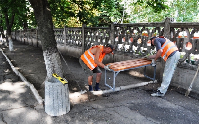 v kramatorske ustanavlivayut skameyki