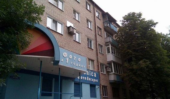 v slavyanske rebonok vipal iz okna