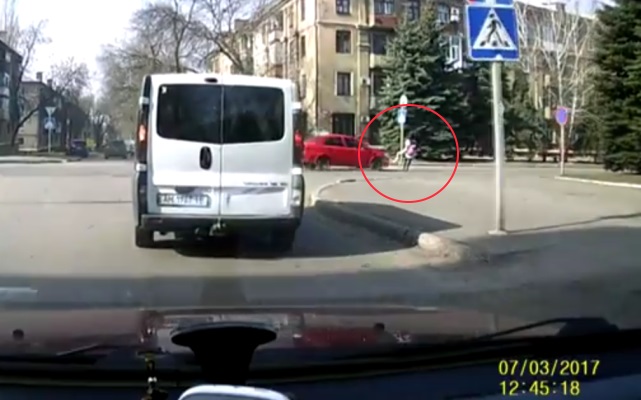 avtomobil sbil rebenka