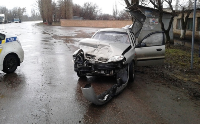 v kramatorske stolknulis marshrutka i avtomobil