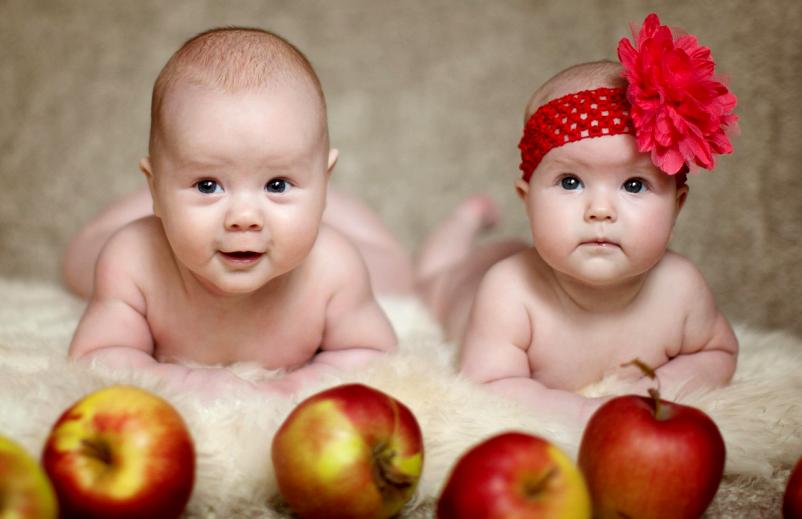 children with apples 2K wallpaper