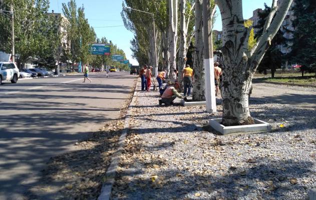 v kramatorske ne uspevayut s remontom trotuarov