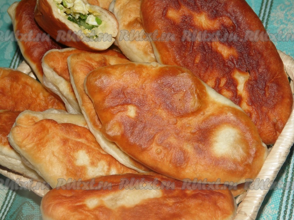 Жареные пирожки с зелёным луком и яйцом