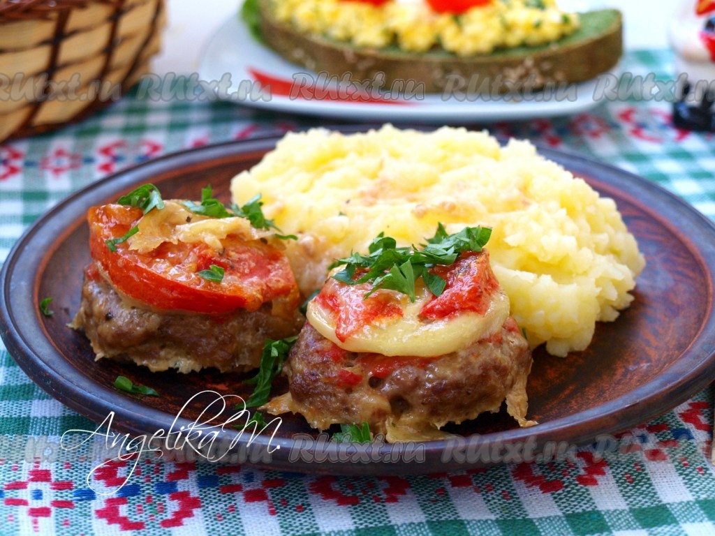 Котлеты, запечённые в духовке с помидорами