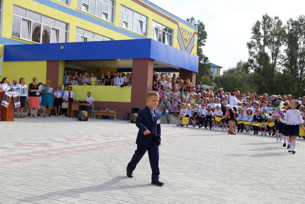 kramatorskaja ukrainskaja gimnazija pervyj zvonok 8