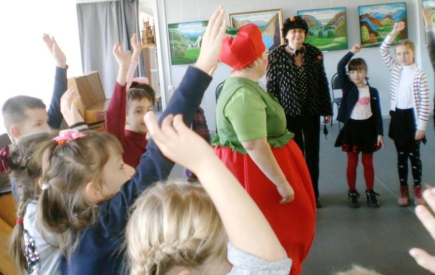 kramatorsk deti pomogajut ezhiku.jpg3