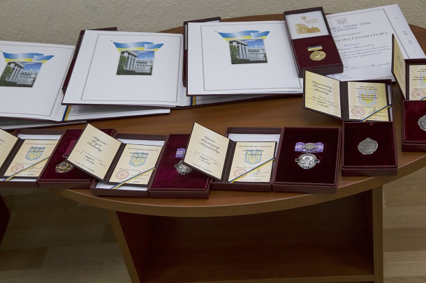 V Doneckoj oblgosadministracii sostojalos torzhestvennoe nagrazhdenie 10