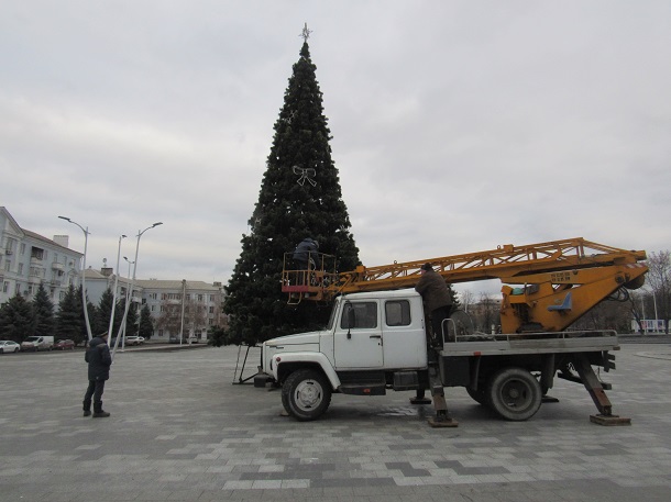 V Kramatorske ustanovili novogodnjuju elku na ploshhadi Mira 4