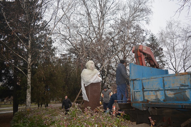 V Kramatorske vosstanovili pamjatnik Bykovu 12
