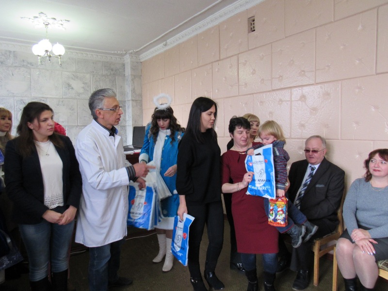v kramatorske 17 detok poluchili sluhovye apparaty.JPG3
