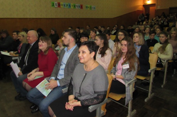 v kramatorske proshel formu dlja pedagogov i shkolnikov