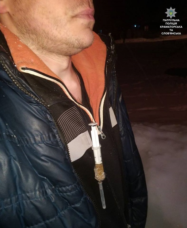 V Kramatorske muzhchina nosil po gorodu shpric s narkotikom 2
