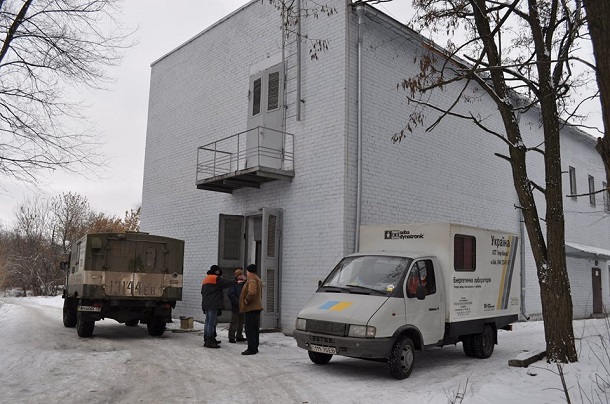 V Kramatorske rabotniki KP KTTU ustranjaju povrezhdenija vysokovoltnogo kabelja 5