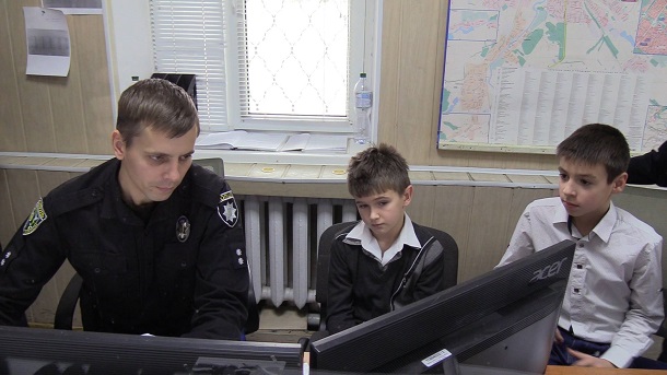 V Kramatorske proshel konkurs detskogo risunka v patrulnoj policii 9