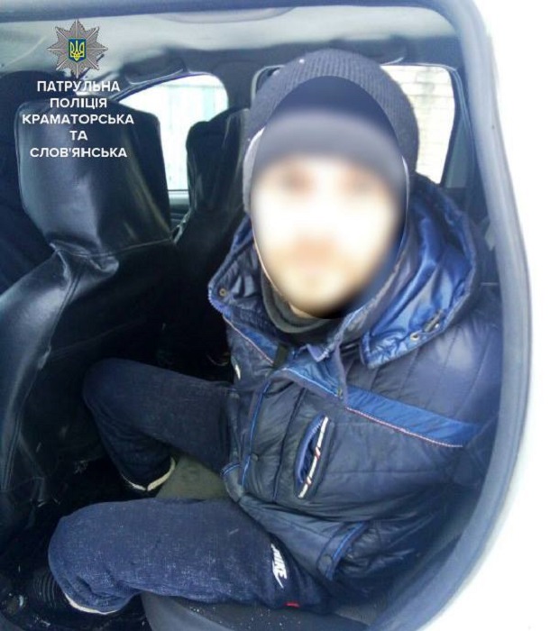V Kramatorske zloumyshlennik s nozhom pronik v chuzhoj dom 1