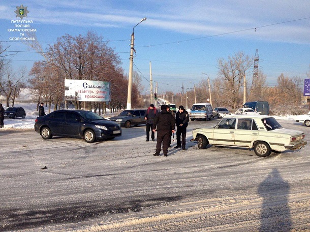 V Kramatorske avtomobil vyehal na krasnyj svet i stal prichinoj DTP 4