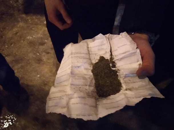 V Kramatorske dvum muzhchinam ne udalos skryt narkotiki ot policii 1